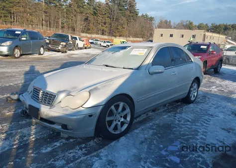 2001 Mercedes-Benz C 240 z USA, uszkodzony, nr VIN WDBRF61J61F080966